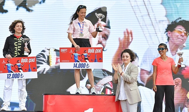 Maraton İzmir’de ödüller dağıtıldı