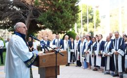 Dokuz Eylül Üniversitesi (DEÜ), 42’nci kuruluş yıl dönümünü, Rektörlük Yerleşkesi’nde düzenlediği tören programıyla kutladı