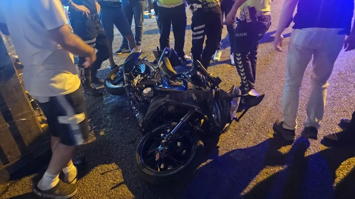 Trafik Polisi Motosiklet Çarpmasıyla Yaralandı