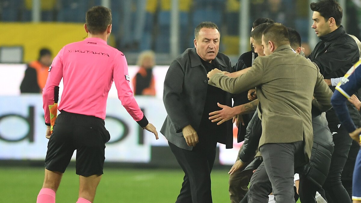 Futboldan ömür boyu men cezası alan Faruk Koca takım satın alıyor