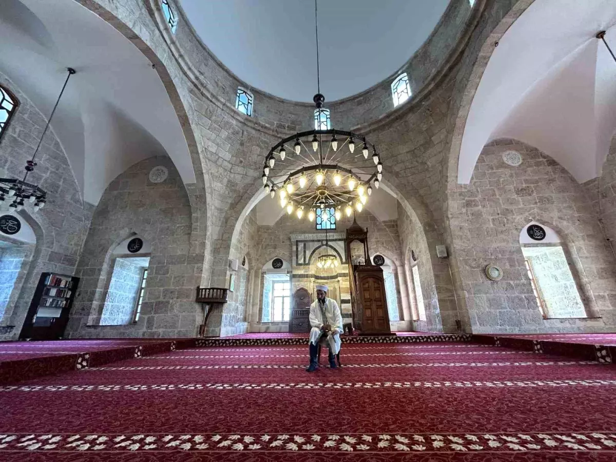 Hatay’daki Tarihi Camide Çocuklara Ney Dersi