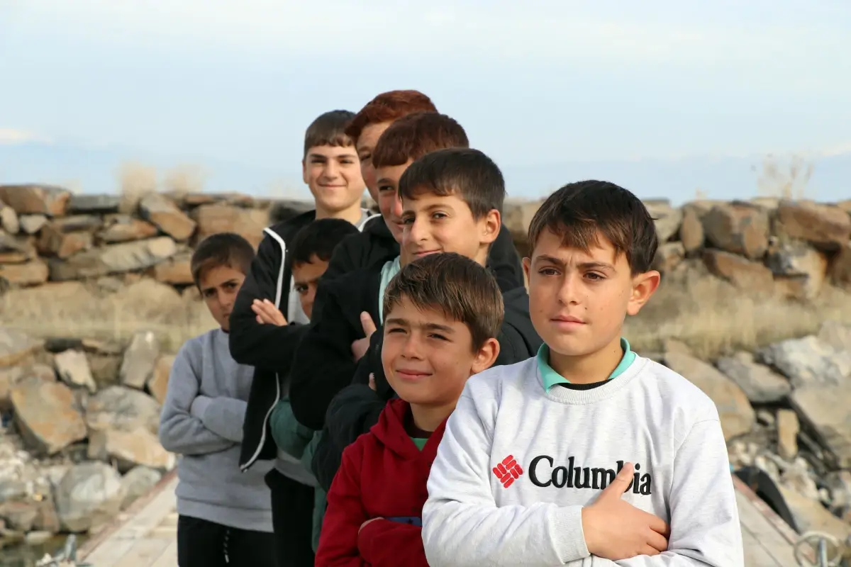 Van Gölü’nde Çocukların Saç Renkleri Yaz Kış Değişiyor